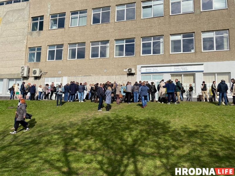 В визовом центре в Гродно прекратили принимать документы по живой очереди. В очереди стояло по 100 человек ежедневно