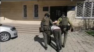 В Гродно ГУБОП задержал шаурмиста - прямо на рабочем месте Задержание Александра Лаврентьева. Скриншот Hrodna.life