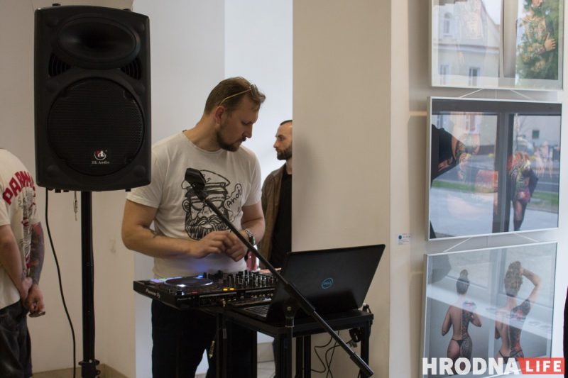 Тату в искусстве и рок сквозь классику. В Гродно татуировщики и музыканты представили совместный арт-проект