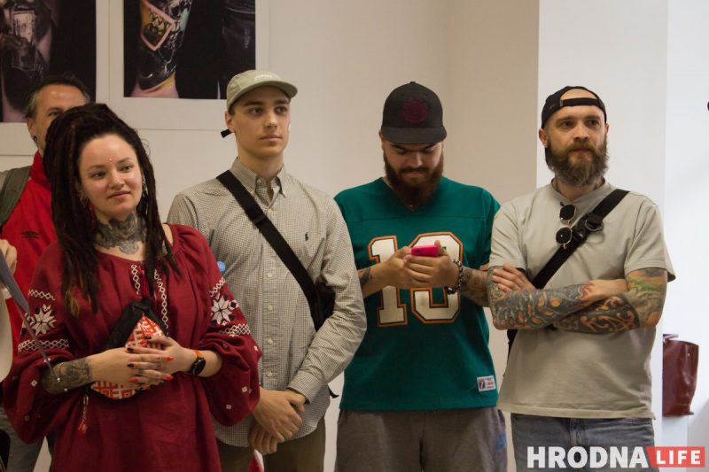 Тату в искусстве и рок сквозь классику. В Гродно татуировщики и музыканты представили совместный арт-проект