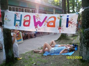 "Боялись не страшилок, а что “спалят” с сигаретой". Гродненки и гродненцы рассказали, как вызывали Пиковую даму, болели за своих и учили речёвки в детских лагерях детский лагерь