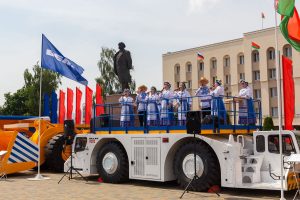 МАЗ с ралли "Дакар" и тягач для самолета как сцена. Какую технику показали гродненцам на выставке Форума регионов МАЗ с ралли "Дакар" и тягач для самолета как сцена. Какую технику показали гродненцам на выставке Форума регионов