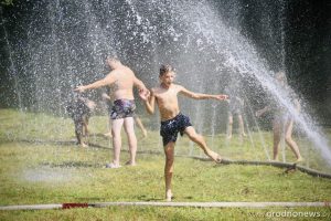 Футбол в болоте, гонки на катамаранах и шествие мифических существ. "Праздник моря" отметили на Августовском канале