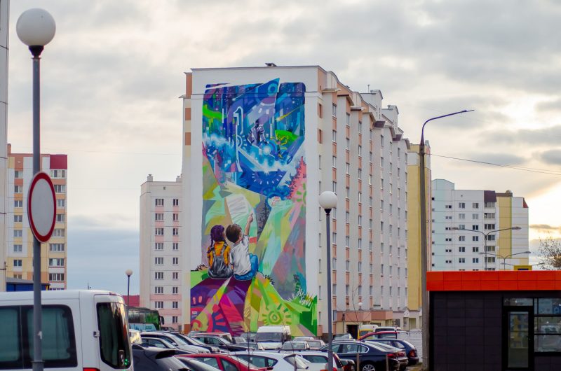 В центре Лиды появился мурал о любви, древних племенах и городской культуре