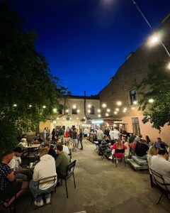 В Старый замок нет билетов, в гостиницах нет мест, экскурсоводов не хватает: Гродно заполонили туристы