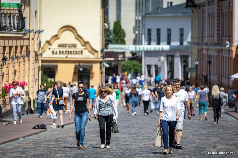 В Старый замок нет билетов, в гостиницах нет мест, экскурсоводов не хватает: Гродно заполонили туристы Туристы на улицах Гродно. Фото иллюстрационное onliner.by