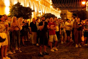 Уличные концерты, пары и запрет алкоголя после 23.00. Посмотрели, как гродненцы отдыхают на выходных
