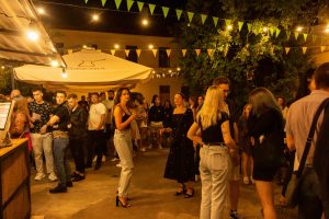 Уличные концерты, пары и запрет алкоголя после 23.00. Посмотрели, как гродненцы отдыхают на выходных Во дворике 20 августа "Джезвы" играл диджей Ярослав Чичин.