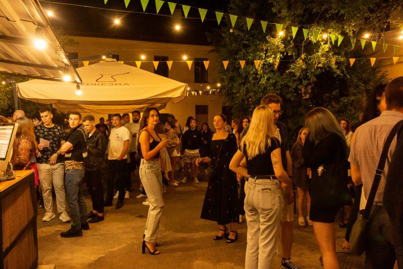 Тусовочное место в Гродно - дворик на Советской 5 у кофейни Джезва