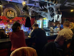 “Костюмов меньше, паутины больше”. Как отметили канун Хеллоуина в барах Гродно Бар Лондон Хэллоуин