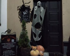Декорации к Хэллоуину в Гродно. Фото Ольги Бондаревой