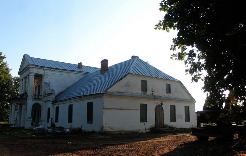 Задержаны три сотрудника предприятия "Маёнтак Падароск". Возбудили уголовное дело Усадьба в Подороске. Фото: Hrodna.life