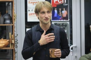 Владелец белорусского магазина: "Вряд ли кто-то задается вопросом, зачем вы платите” (обновлено) Андрэй Несцяровіч у Цудоўні. Фото: Facebook героя