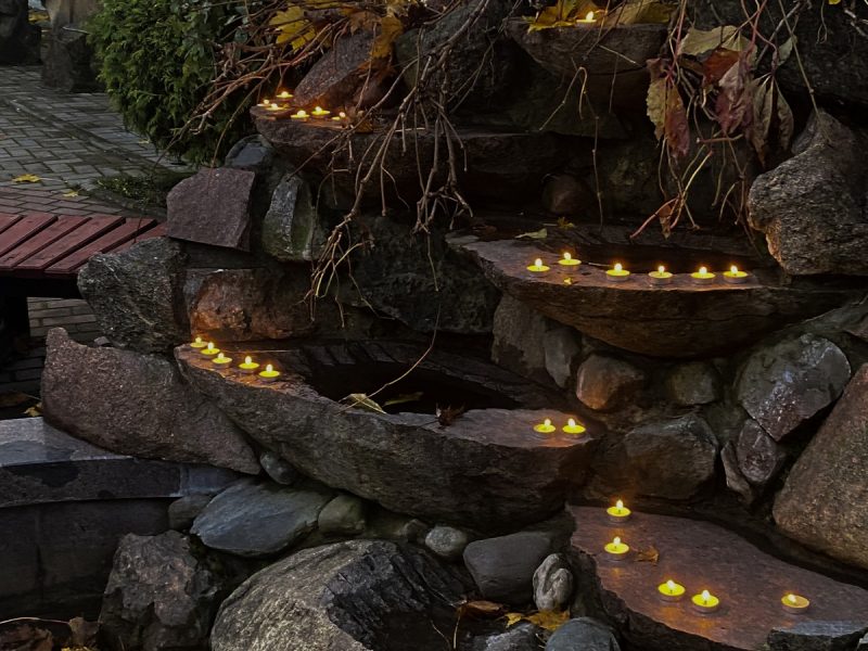 Кто такой Чур и почему жених переносит невесту через порог? О традициях осеннего поминовения умерших рассказали в Гродно свечи