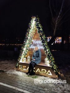 В парке Жилибера зажгли аллею елок от предприятий. Как они выглядят в этом году?