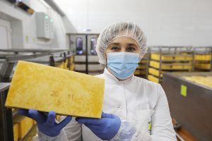 90% продукции Дятловского филиала "Молочного мира" идет в Россию. Перевести этикетку для белорусов - сложно