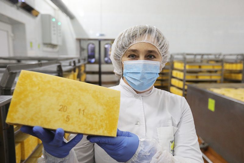 90% продукции Дятловского филиала "Молочного мира" идет в Россию. Перевести этикетку для белорусов - сложно 90% продукции Дятловского филиала "Молочного мира" идет в Россию. Перевести этикетку для белорусов - сложно