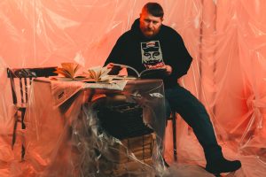 “Здесь очень хорошие условия для бизнеса”. Гродненец открыл в Грузии магазин белорусской символики