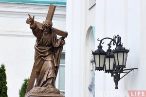 Статуя Ісуса Хрыста ля Фарнага касцёла ў Гродна. Тут праходзяць імшы і на польскай мове і на беларускай мове