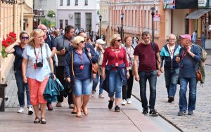 турысты ў Гродне на Савецкай, Экскурсия по Гродно