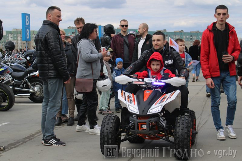 В Гродно открыли мотосезон - 2023. Зрители участвовали в конкурсах, царапали авто и стриглись у барберов