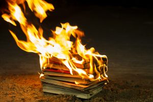 Запрещенные книги в Беларуси - эта практика напоминает сжигание книг в других авторитарных режимах