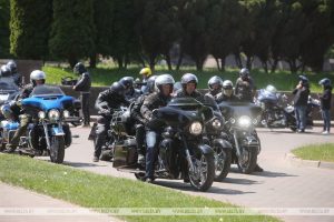 ГАИ обещала разобраться с машинами, которые ездят по пешеходной Мостовой. Но оштрафовали только двух водителей