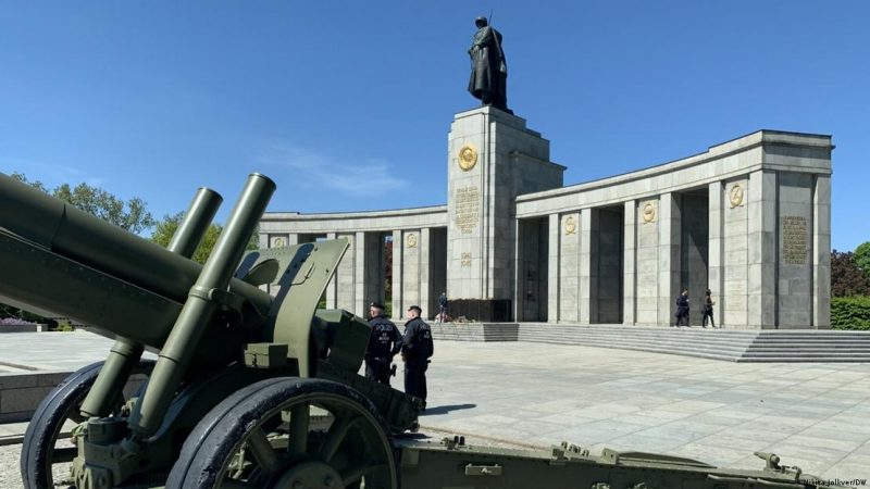 Как (не) празднуют День Победы в разных странах: возложение цветов, штрафы за символику и новые даты Как празднуют День Победы в Германии в 2023 году