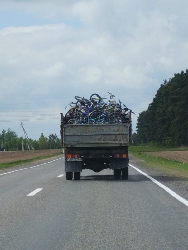 Из "Привалки" увезли припаркованные велосипеды. Где их искать? Велосипеды в грузовике