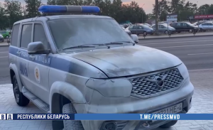 В Гродно подожгли патрульную машину прямо у отделения, под камерами. Поджигателя искала вся милиция города обгоревший патрульный автомобиль