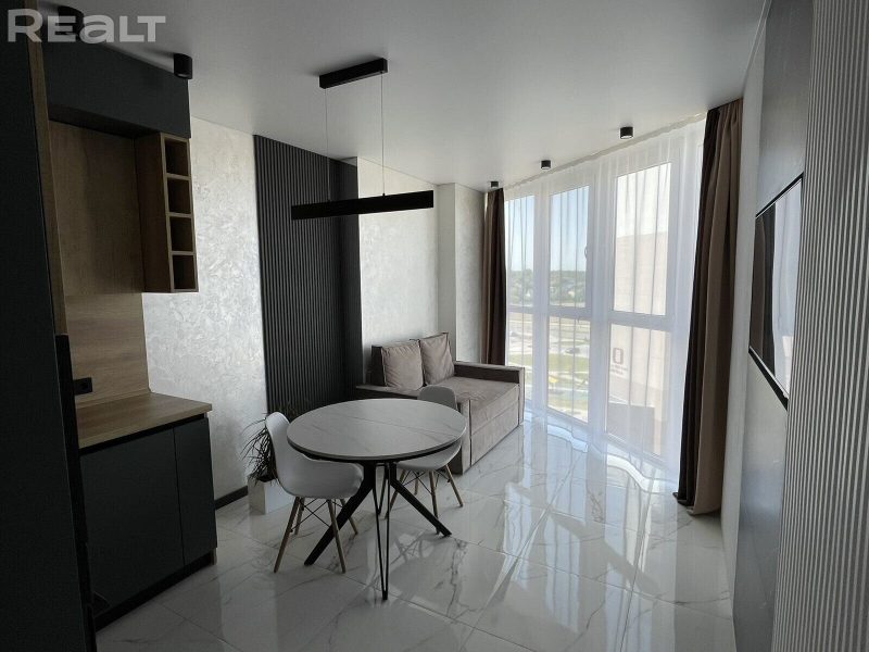 Недвижимость недели: купить евродвушку с панорамными окнами (вид на многоэтажку и поле) Квартира на Саяпина.