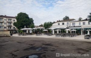 Бывшие «Спорттовары» выставили на аукцион: за сколько можно арендовать магазин в центре Гродно? Найдуса кафе