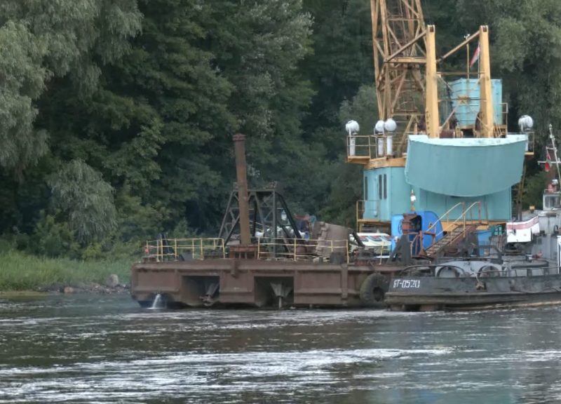 Очистка дна реки Неман в районе Лососно