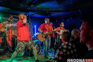 "Мы будем мокрые, как сучки". ЛСП собрал в Гродно полную "Галактику" фанатов Dzieciuki