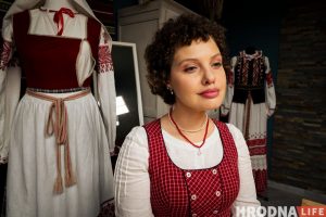 Екатерина Водоносова в традиционном костюмес украшениями бренда Belaruskicry