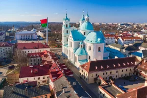Визуализация флагштока на площади Советской в Гродно. Сгенерировано редакцией Hrodna.life в нейросети. Фото: Shutterstock.com via travel.by