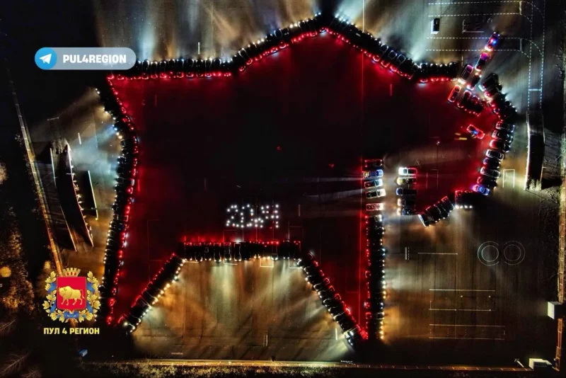 фигура из автомобилей - Зубр - появилась в Гродно к Новому году 2024