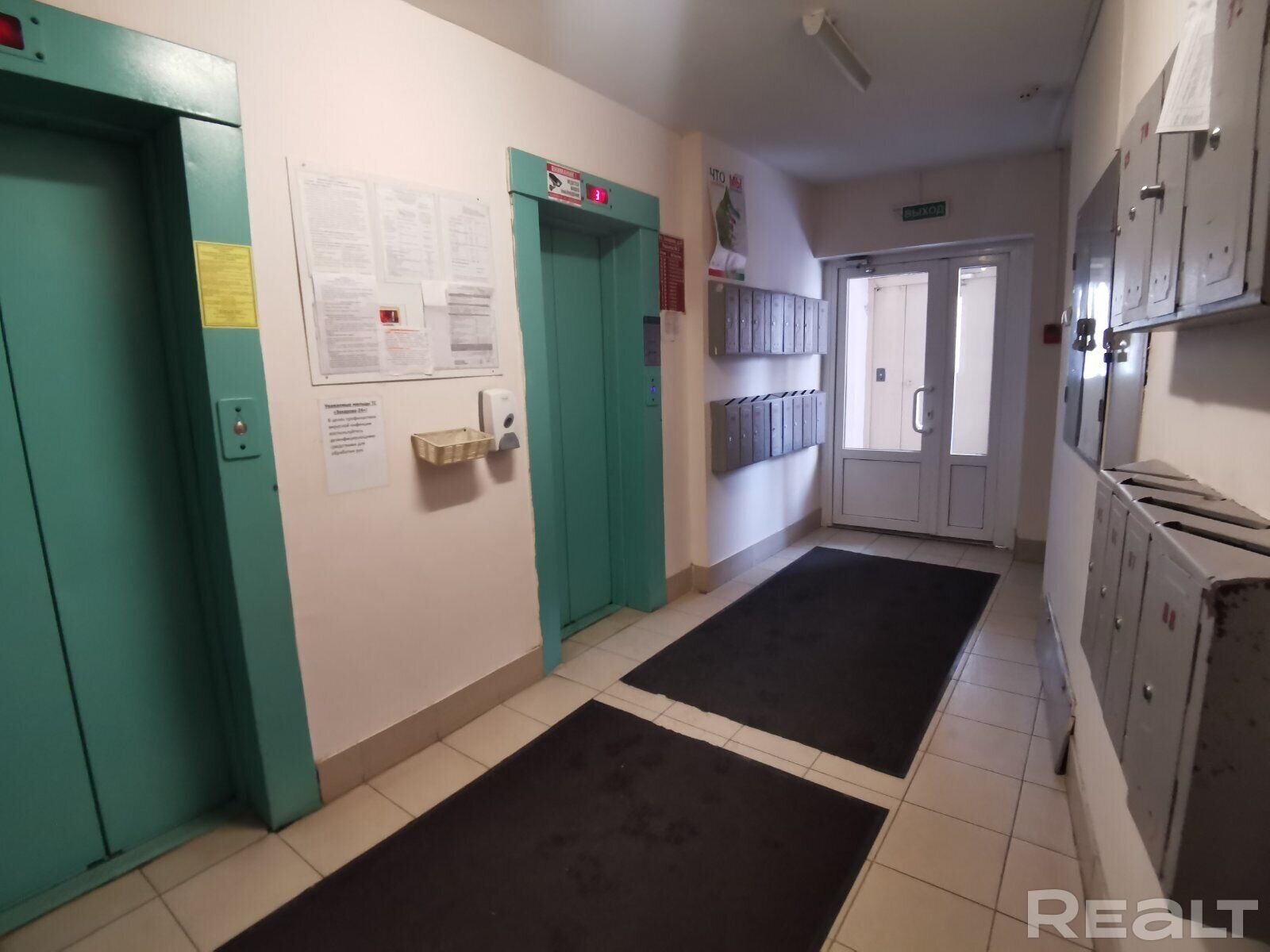 Подъезд в квартире на Захарова