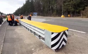 Яндекс.Такси прокомментировали ДТП у ж/д вокзала, где машина въехала в столб Отбойник, трасса М6