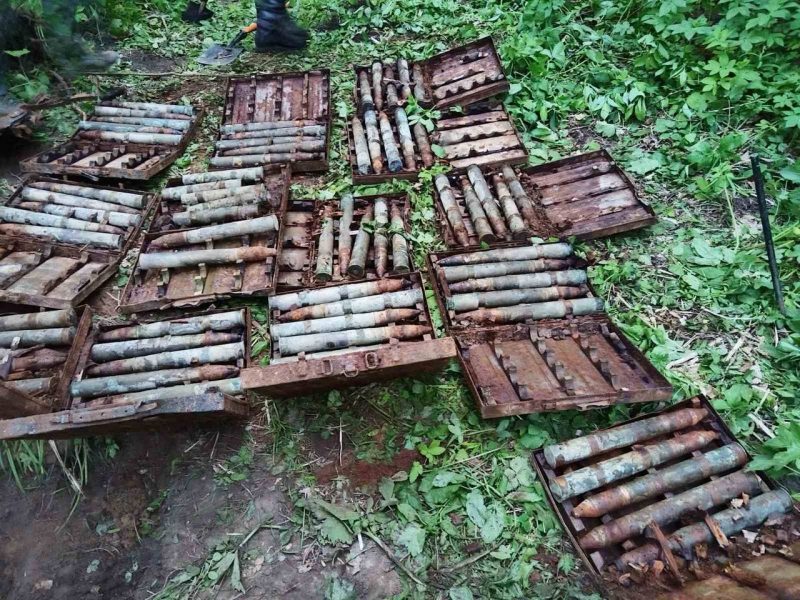 Большой тайник оружия нашли в Волковысском районе: выкопали 16 ящиков снарядов