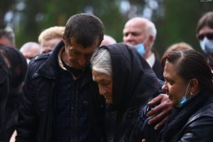 Умерла мама погибшего политзаключенного Витольда Ашурка Елена Ашурок и брат Витольда Андрей на похоронах Витольда Ашурка