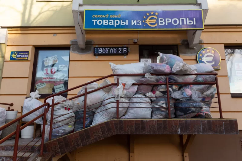 Магазин "Товары из Европы" с одеждой секонд-хенд. Фото: iStock