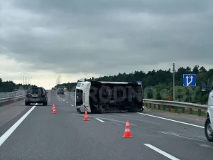 Много молодежи, порезы и ушибы. Под Щучином перевернулась маршрутка маршрутка перевернулась под Щучином