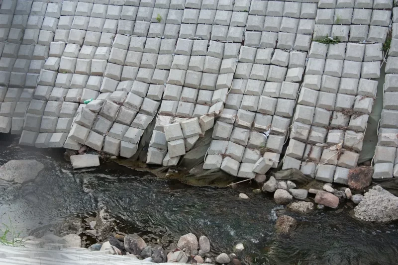 Берег Городничанки, который разрушается после летних дождей. Фото: группа "ГРОДНО" в Facebook