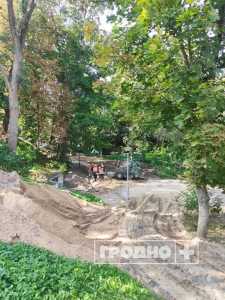 Работы на дорожках Швейцарской долины. Фото: "Гродно плюс"