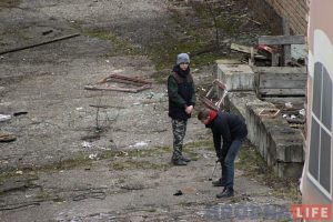 Фото иллюстративное. Подростки разбивают вещь, найденную на территории заброшенного завода