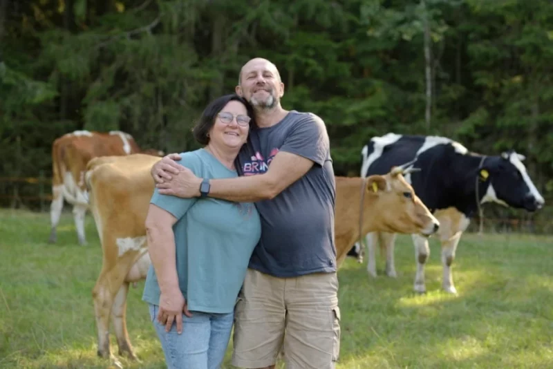 Сыровары Надежда и Олег Шатровы вместе с их хозяйством. Фото: Смартпресс