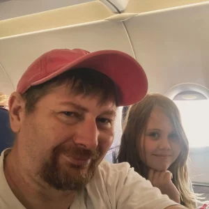 С Андреем Мелешко пропала связь, рейс откладывается. Что известно про депортацию из Грузии гродненского журналиста Андрей Мелешко с дочерью