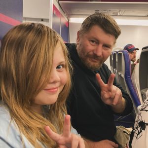 Андрей Мелешко с дочкой в самолете в Варшаву.