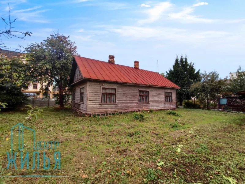 В центре Гродно продают частный дом. Продавец предлагает переделать его под кафе или пункт выдачи товаров Дом по улице Буденного, 7. Источник: "Центр жилья"